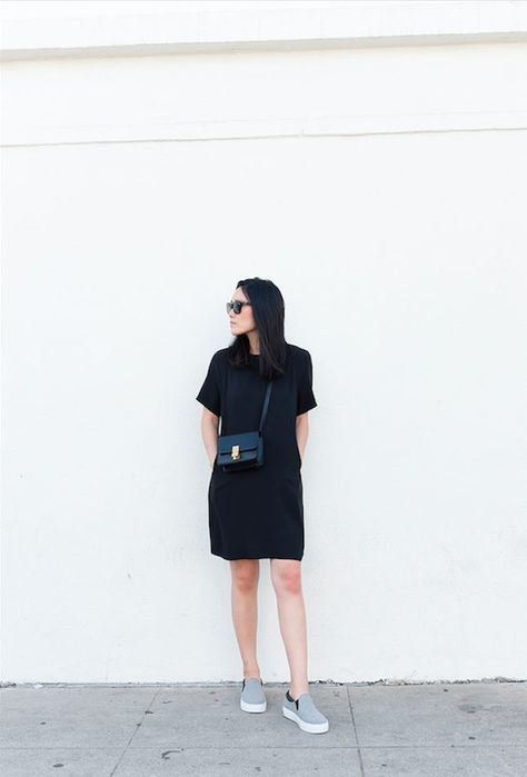 9 Minimalist Style Bloggers That Need to Be on Your Radar via Brit + Co. Black Minimalist Outfit, Chic Minimalista, Black Tshirt Dress, Tshirt Dress Outfit, Moda Do Momento, Cool Girl Style, Minimalist Capsule Wardrobe, Style Hijab, Minimalist Chic