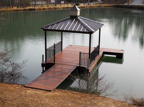 Pond Docks, Dock Furniture, Pond Dock, Floating Dock Plans, Building A Dock, Lake Landscaping, Floating Docks, Dock Ideas, Dock House