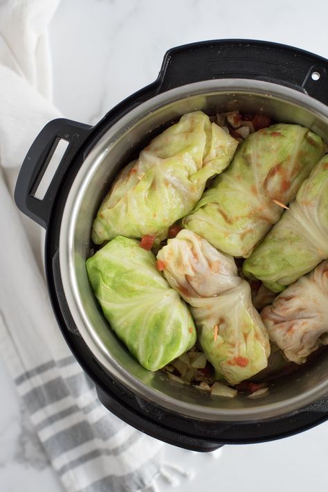 overhead of an instant pot with uncooked cabbage rolls Instant Pot Cabbage Rolls, Pressure Cooker Cabbage, Stuffed Cabbage Rolls Recipe, Dehydrated Recipes, Keto Cabbage, Recipes Instapot, Crockpot Express, Polish Foods, Instapot Meals