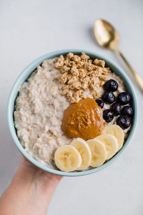 Start your morning with a creamy, protein-packed bowl of oatmeal with this easy recipe for Greek yogurt oatmeal! You'll love this delicious combo. #protein #oatmeal #healthy #recipe #greekyogurt Geek Yogurt Recipes, Greek Yogurt Oatmeal, Yogurt Oatmeal, Oatmeal Healthy, Bowl Of Oatmeal, Oatmeal Toppings, Famke Janssen, Breakfast Oatmeal Recipes, Protein Oatmeal