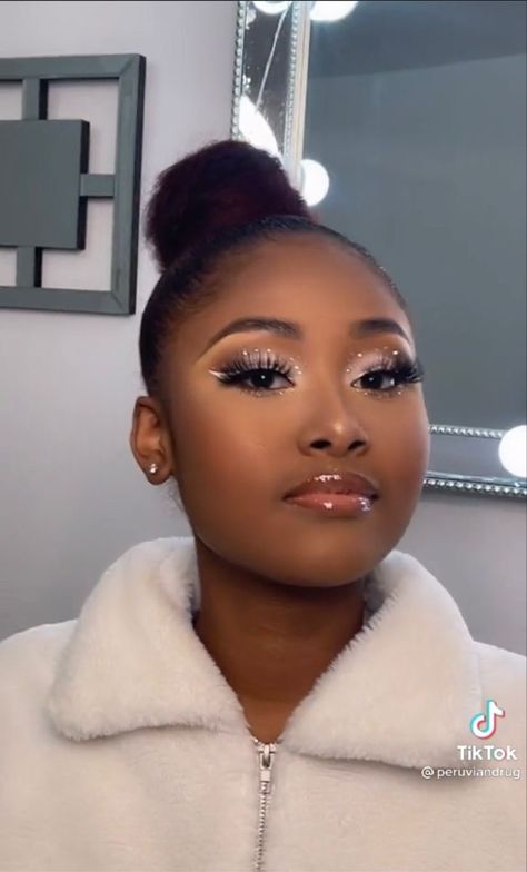 Makeup Using Gems, Natural Makeup With White Eyeliner, Makeup For White Dress Eyeshadows, Make Up Looks With White Eyeliner, Silver Prom Dress Makeup, Silver Makeup Looks For Black Women Prom, Makeup Looks For All White Outfit, Silver Natural Glam Makeup Black Women, White Makeup For Prom