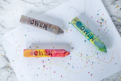 Creative personalized gifts: Custom handmade crayon set with a child's name at Art2theExtreme Kindergarten Graduation Gift, Rainbow Crayons, Rainbow Crayon, Recycled Crayons, Crayon Gifts, Teacher Birthday Gifts, Unique Party Favors, Crayon Set, Mould Design