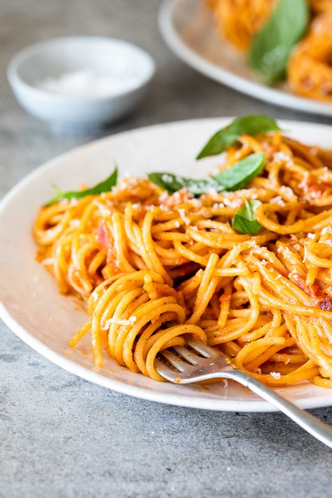 Dinner recipes don’t come easier than this spicy tomato bacon pasta. It’s the perfect recipe for when you need a delicious plate of pasta, FAST! #easypasta #baconpasta Chicken Blt Salad, Special Cocktails, Canned Bacon, Tomato Spaghetti, Stomach Rumbling, Gallbladder Diet, Chicken Blt, Blt Salad, Yummy Pasta