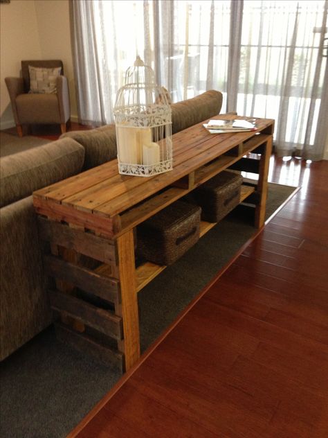 Pallet table. Make one like this for the bar outside. Table Pallet, Small Pallet, Lounge Table, Table Making, Office Lobby, Pallet Couch, Pallet Sofa, Table Outdoor, Recycled Pallets