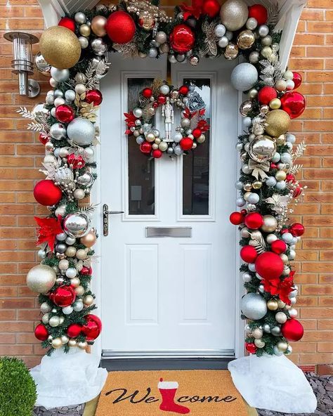 32 Front Door Christmas Decoration Ideas You'll Love Christmas Doors, Door Garland, Neutral Holiday Decor, Diy Christmas Door, Christmas Door Decoration, Front Door Christmas Decorations, Faux Christmas, Christmas Decorations Wreaths, Christmas Front Doors