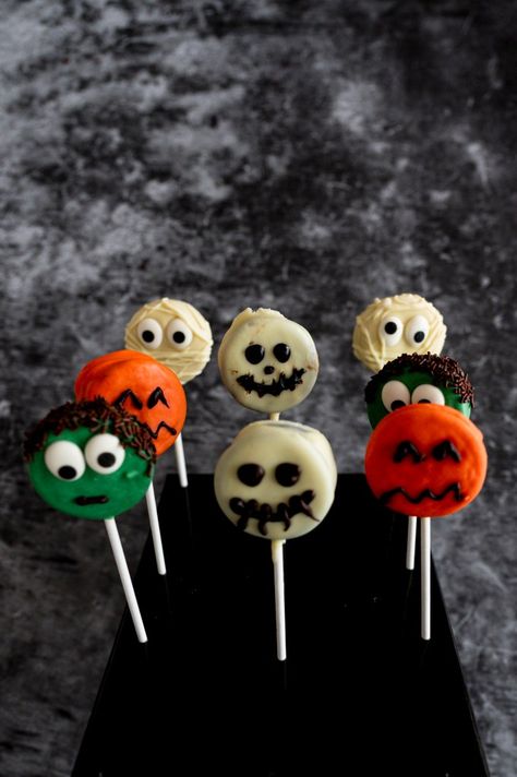 Still looking for a funny and spooky treat for this Halloween? Check out these Halloween Oreo Pops. They are so cute and you only need a couple of ingredients to make them. You can prepare them at the last minute because they are made in no time. There are many possibilities to create great monsters like Frankenstein, Mummy, Pumpkin and Skeleton Oreo Pops. It is a lot of fun to bring these little monsters to life. HAPPY HALLOWEEN 🎃👻! Skeleton Oreo Pops, Halloween Oreo Pops, Marshmallow Pops Halloween, Parchment Paper Recipes, Mummy Pumpkin, Halloween Oreos, Halloween Cookie Recipes, Orange Food Coloring, Dipped Cookies