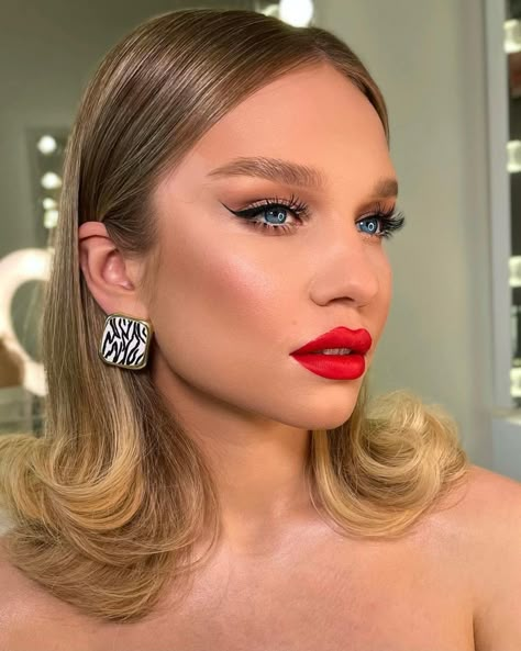 Red Lips Wedding Makeup Brides, Red Lip Makeup Blonde Hair, Red Lips Wedding, Hairstyles For New Year, Red Carpet Makeup Looks, Brides 2023, Old Hollywood Makeup, Blonde Hair Red Lips, Hair Dye Videos