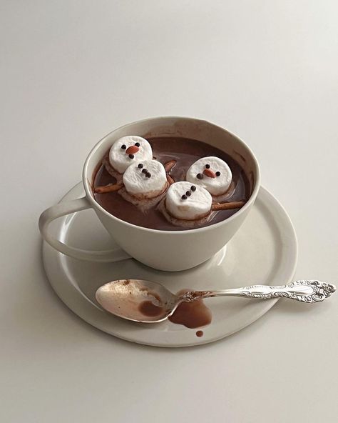 Celine on Instagram: “#sorrysnowman - bonus ⛄️ Hot chocolate w/ marshmallow snowmen, two ways” Christmas Dreaming, Christmas Feeling, Think Food, Warm Christmas, Christmas Aesthetic, Food Obsession, Pretty Food, Christmas Baking, Marshmallows