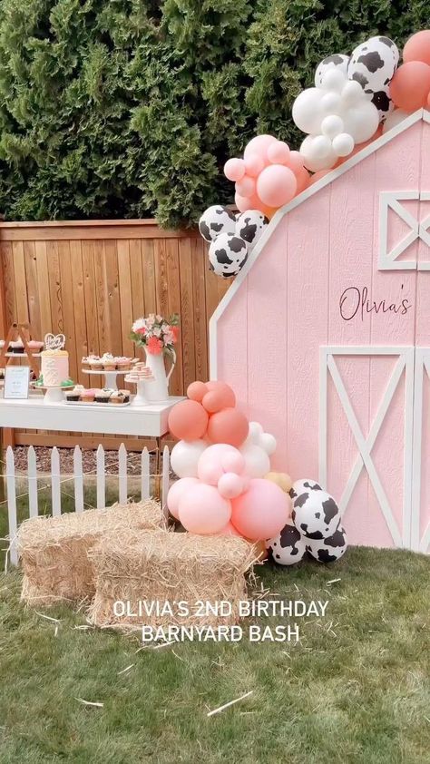 Farmhouse 1st Birthday Party Ideas, Barn Door Backdrop Birthday, Princess Farm Birthday Party, Girly Farm Theme Birthday, Barnyard Farm Birthday Party, Farm Yard Party Ideas, Click Clack Moo Birthday Party, Farm Animals Themed Birthday Party, Petting Zoo First Birthday Party