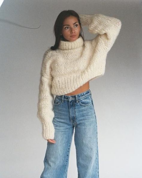 Frisson Knits Cropped Classic Sweater in Cream Cardigan Street Style, Big Knit Sweaters, Oversize Sweaters, Knit Sweater Outfit, Big Knits, Cream Knit Sweater, Big Sweaters, Cropped Knit Sweater, Sweater Trends