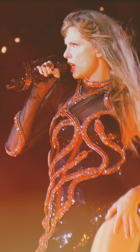 Taylor Swift Fanpage Username Ideas, Eras Tour Reputation, Blondie Girl, Swift Aesthetic, Girls Back, Taylor Swift The Eras Tour, Tour Outfits, Girl's Back, Swift 3