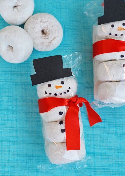 Snowman Donuts, Diy Schneemann, Christmas Party Favors, Office Christmas, Snowman Crafts, Christmas Goodies, Homemade Christmas, Xmas Crafts, Diy Christmas Gifts