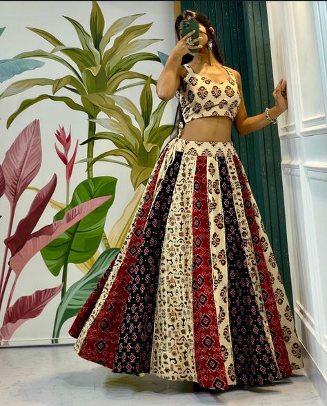 Net Dresses Design Ideas, Choli Ideas, Garba Choli, Navratri Makeup, Navratri Ideas, Navratri Outfits, Victorian Ball Gowns, Garba Outfit, Choli Blouse Design