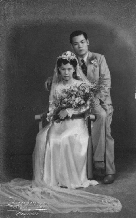 Vintage Bridal Fashion, Chinese Couple, Old Wedding, Western Style Wedding, Hindu Wedding Ceremony, Chic Vintage Brides, Vintage Wedding Photos, Chinese Wedding, Vintage Inspired Wedding