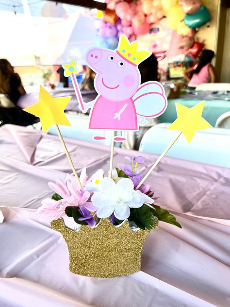 Peppa pig table decoration Peppa Pig Table Centerpiece, Peppa Pig Centerpiece Ideas, Peppa Pig Centerpiece, Peppa Pig Birthday Party Decorations, Peppa Party, Princess Centerpieces, 3 Birthday, Peppa Pig Birthday Party, Pepa Pig