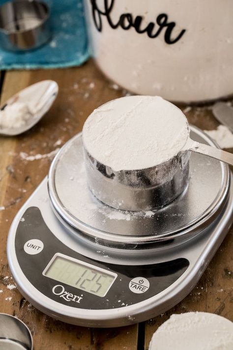 How to Measure Flour THE RIGHT WAY! This simple tip will change your baking life for good! Say goodbye to crumbly cookies or dry cookie doughs or cakes! #howtomeasureflour #kitchentips #sugarspunrun Butter Measurements, Measuring Flour, Small Batch Baking, Right And Wrong, Homemade Brownies, Sugar Cookie Dough, Cooking Lessons, Best Cookie Recipes, How To Measure