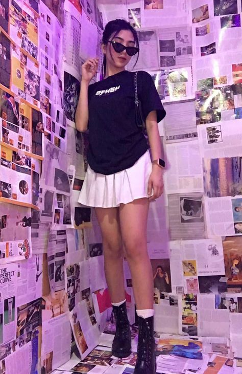 Miniskirt With Oversized Shirt, Concert Outfit Philippines, Pleaded Skirt Outfits Aesthetic Summer, Tennis Skirt Outfit Tshirt, Short Skirts Outfits Aesthetic, Skate Skirt Outfit, Tennis Skirt With Tshirt, Plaid Skirt Outfits Summer, 90s Plaid Skirt Outfits