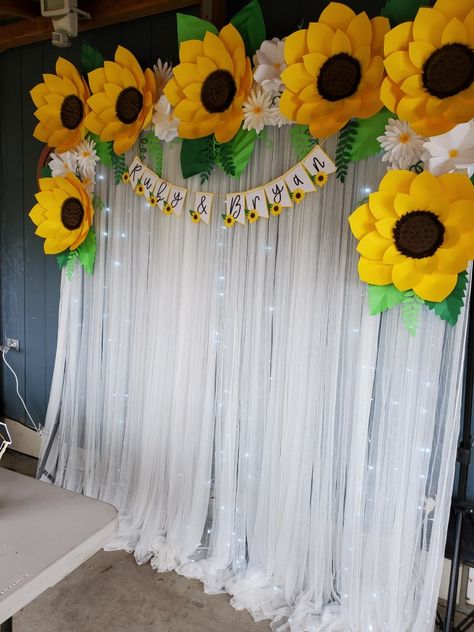 Sunflower Photo Backdrop Diy, Sunflower Backdrop Ideas Birthday, Diy Sunflower Backdrop Ideas, Sunflower Birthday Backdrop, Sunflower Theme Decoration, Photodrop Ideas, Sunflower Backdrop Ideas, Sunflower Decorations Party, Sunflower Backdrop