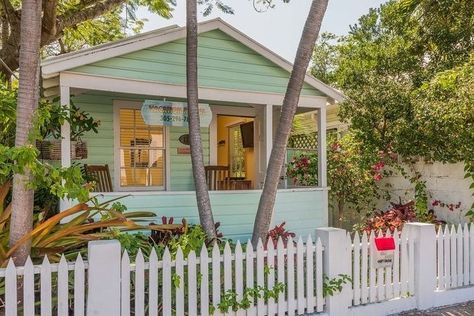 Beach Cottage Bathroom, Conch House, Key West Cottage, Key West Style, Pintura Exterior, Cottage Exterior, Cottage Style Homes, Beach Shack, Beach Cottage Decor