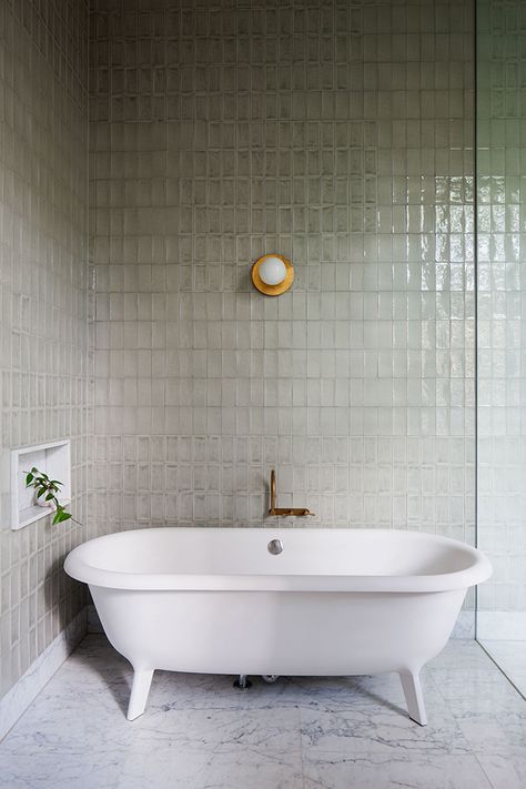 TDC: Prahran Residence by Hecker Guthrie. Photo by Shannon McGrath Hecker Guthrie, Bad Inspiration, Interior Minimalista, Subway Tiles, Bath Tub, Beautiful Bathrooms, Clawfoot Bathtub, Cheap Home Decor, Amazing Bathrooms