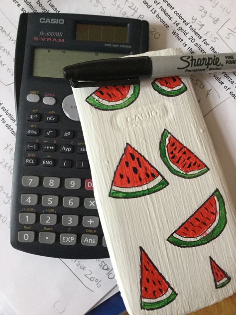 Calculator Painting Ideas Easy, Calculator Design Ideas, Calculator Painting Aesthetic, Painting On Calculator, Painted Calculator Cover Ideas, Calculator Drawing Ideas, Draw Calculator, Calculator Painting Ideas, Diy Calculator