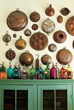 d5766a59dd29fdd2c2a044d3e4ae2edf 5 inexpensive ways to add charm to your home Copper Molds, Antique Vintage Decor, Copper Cookware, Diy Craft Tutorials, Copper Pots, Street Market, Copper Kitchen, Kitchen Wall Decor, Easy Diy Crafts