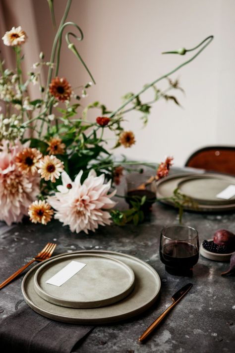 Planning Your Wedding In Stunning Scotland Hilde Stories, Modern Tablescape, Earthy Wedding, Tafel Decor, Tablescape Inspiration, Cold Summer, Still Life Flowers, Set Table, The Modern Bride