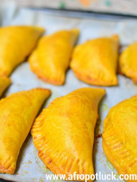 Jamaican Appetizers, Jamaican Meat Pies, Beef Patties Recipes, Jamaican Beef Patties, Jamaican Patty, Meat Pie Recipe, Jamaica Food, Carribean Food, Jamaican Cuisine