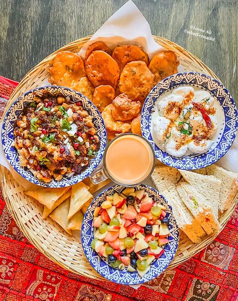 Traditional Pakistani platter Ramadan Platter Ideas, Iftar Platter Ideas, Hi Tea Menu Ideas Pakistani, Ramadan Platter, Eid Brunch, Iftar Platter, Hosting Era, Iftar Food, Food Setup