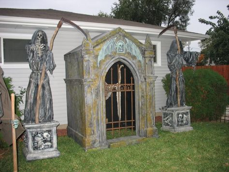 Incredible crypt facade .awesome for the front door entrance. Porche Halloween, Halloween Forum, Halloween Outside, Halloween Props Diy, Casa Halloween, Yard Haunt, Halloween Graveyard, Halloween Tombstones, Halloween Yard