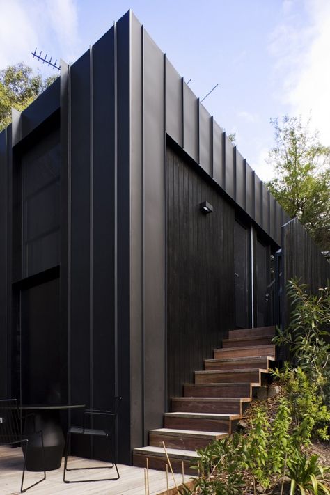 TreeHouse / FMD Architects.                      Pinned by: Nelly Camacho - Greene Houses Exterior, Black Building, Houses Architecture, Metal Facade, Metal Cladding, Timber Cladding, Exterior Cladding, Black House Exterior, Design Exterior