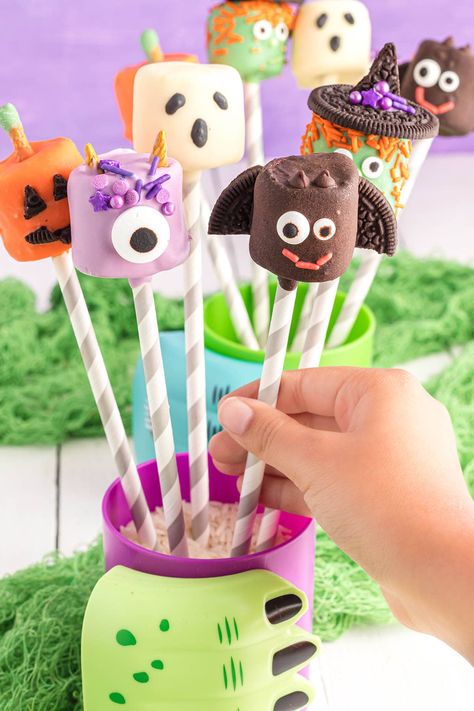 Spooky Marshmallow Treats, Chocolate Covered Marshmallows Halloween, Octavia Snacks, Halloween Marshmallow Pops, Halloween Bakesale, Marshmallow Halloween Treats, Halloween Marshmallows, Marshmallow Halloween, Chocolate Barra