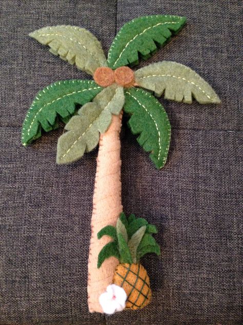 Felt palm tree for a tropical mobile Felt Palm Tree Pattern, Felt Palm Tree, Felt Doll House, Christmas Palm Tree, Felt Ornaments Diy, Felt Food Diy, Palm Tree Pattern, Diy Stockings, Felt Tree