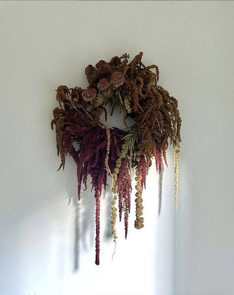 Nogori Flowers Cauldron Flower Arrangement, Dried Floral Installation, Dried Flower Christmas, Floral Christmas, Winter Flower Arrangements, Christmas Bouquet, Modern Wreath, Wedding Bouquets Bride, Christmas Floral Arrangements