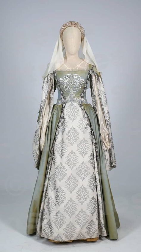 1500 Royal Dresses, 1500s Dresses Royal, 1400s Dresses, Hightower Dress, Historical Dresses Medieval, 1500s Dress, 15th Century Dress, Middle Ages Dress, 1400s Fashion