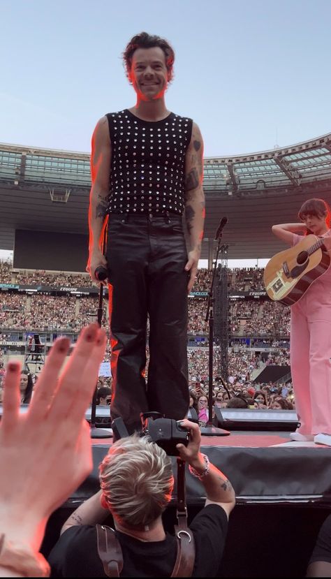 Harry Styles Love On Tour Outfits, Hary Styles, Harold Styles, Love On Tour Outfits, Harry Styles Outfit, Harry Styles Concert, Paris Tours, Harry Styles Pictures, Harry Styles Photos