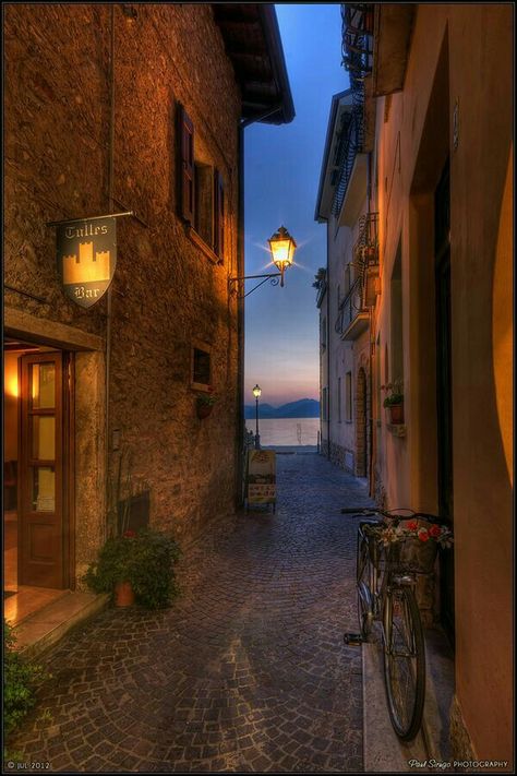 Italy Vibes, Italy Images, Italy Photography, Italy Aesthetic, Lake Garda, Northern Italy, Alam Yang Indah, City Aesthetic, Street Scenes