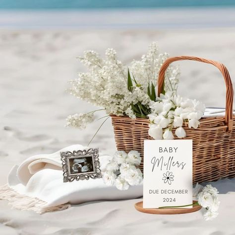 Super cute white beach pregnancy announcement idea perfect for summer or spring. Customize these cute ideas for a fun announcement to use for social media or to print and send to the new grand parents, family, and friends. Simple and unique way to announce your pregnancy with a perfect neutral flower aesthetic. Summer Pregnancy Announcement, Pregnancy Scan, Beach Pregnancy Announcement, White Picnic, Pregnancy Announcement Family, Unique Pregnancy Announcement, Fun Baby Announcement, Baby Due Date, Baby Scan