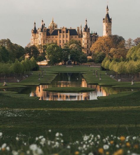 Victorian Castle, Castle Exterior, Castle Aesthetic, Victorian Mansions, Castle House, English Country House, Beautiful Castles, Classical Architecture, Architecture Old