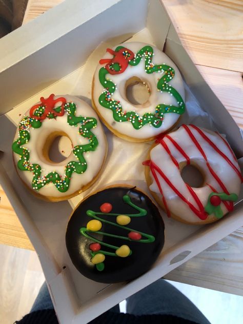 Mini Donuts Christmas Design, Mini Donut Christmas Ideas, Thanksgiving Donut Decorating Ideas, Christmas Donut Decorating Ideas, Decorating Donuts Ideas, Christmas Donuts Decoration, Christmas Doughnut Ideas, Decorated Donuts Ideas, Donut Designs Ideas