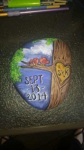 Anniversary Rock Painting Ideas, Rock Painting For Boyfriend, Wedding Rocks, Wedding Rock Art, Wedding Painted Rocks Ideas, Wedding Rock Painting, Painted Rocks For Wedding, Wedding Rocks Painted, Anniversary Painted Rocks