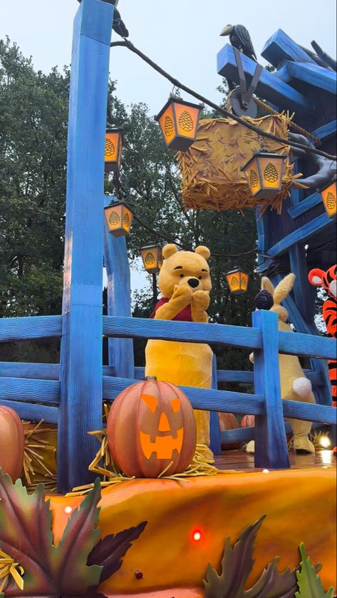 Disney Paris Halloween, Disneyland Halloween Aesthetic, Disneyland Paris Halloween, Paris Halloween, Paris Park, Autumn Moodboard, Disneyland Aesthetic, Disney Universal Studios, Disneyland World