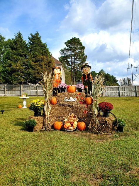 Cute Yard Halloween Decorations, Front Yard Pumpkin Display, Scarecrow Display Ideas, Front Yard Pumpkin Patch, Outdoor Fall Decor With Hay Bales, Haybale Fall Decor, Square Hay Bale Decorating Ideas, Fall Front Yard Decor, Haybale Decorating Fall