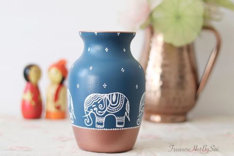 Painting On Glass Vases Ideas, Rajasthani Pot Painting, Pot Art Design, Small Pot Painting Ideas, Glass Jar Painting, Handpainted Vase, Flower Vase Painting, Decorating Terra Cotta Pots, Handmade Vases