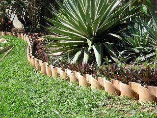 Recycling the roof | La Gringa's Blogicito using clay roof tiles as garden edgers! Love it! Recycled Garden Edging, Garden Edging Ideas Cheap, Garden Edger, Flower Bed Borders, Garden Edging Ideas, Flower Bed Edging, Clay Roof Tiles, Recycled Garden, Edging Ideas