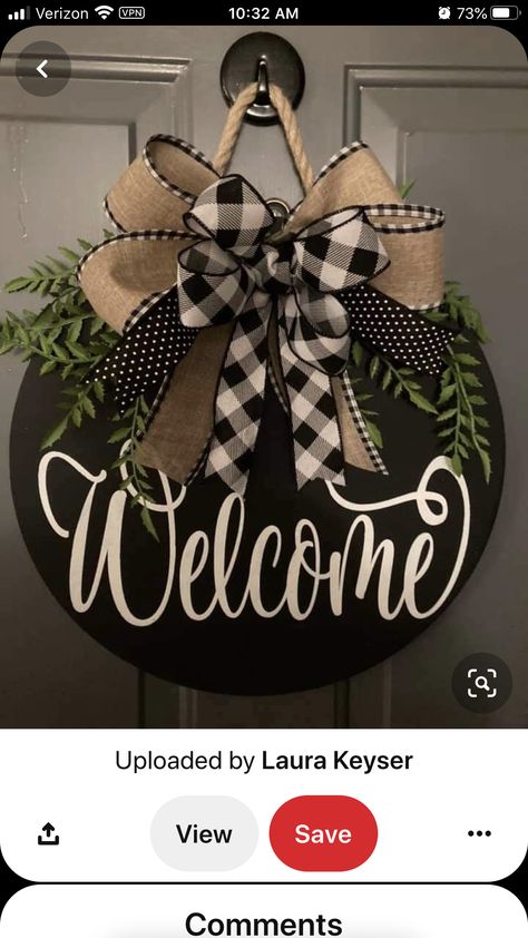 Idee Cricut, Wooden Signs Diy, Door Signs Diy, Wooden Door Signs, Front Porch Christmas Decor Ideas, Porch Christmas Decor Ideas, Door Wreaths Diy, Porch Christmas Decor, Front Porch Christmas