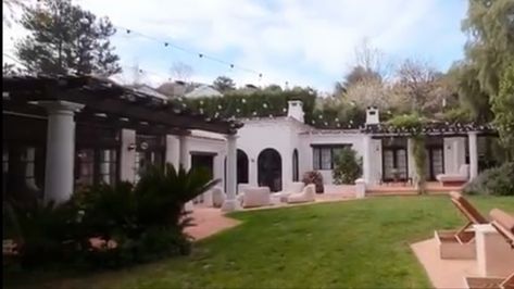 Kendall Jenner House Exterior, Kendall Jenner's House, Kardashian Homes, Kendall Jenner House, Kardashian Home, Jenner House, Low Rise Baggy Jeans, Beverly Hills Houses, Steve Lacy