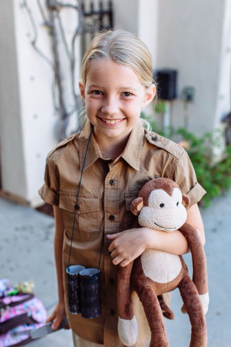 Easy last-minute Halloween costumes for kids: this Jane Goodall costume at The Mod Chik is adorable and smart! Zoologist Costume, Halloween Costumes You Can Make, Safari Costume, Halloween Science, Empowering Girls, Jane Goodall, Book Week Costume, Wax Museum, Last Minute Halloween Costumes