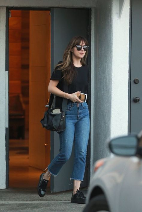 10 Simple Outfits Inspired by Dakota Johnson's Style - Emily Lightly Short Sleeve Shirt Outfit Women, Dakota Johnson Street Style, Dakota Jhonson, Dakota Style, Dakota Johnson Style, Jenifer Aniston, Looks Jeans, Walking Out, Chris Martin