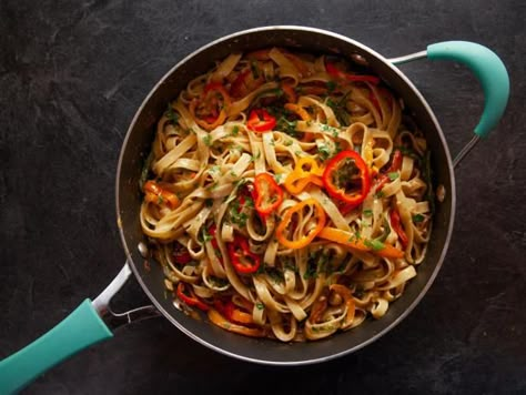 Get Six Pepper Pasta Recipe from Food Network Ree Drummond Recipes, Mini Sweet Peppers, Pepper Pasta, Food Network Canada, Pioneer Woman Recipes, Ree Drummond, Stuffed Poblano Peppers, Meatless Meals, Stuffed Sweet Peppers